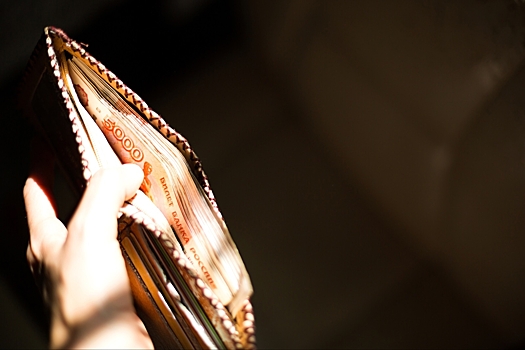 Эксперт: граждане продолжают забирать свои средства из банков