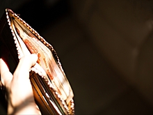 Эксперт: граждане продолжают забирать свои средства из банков