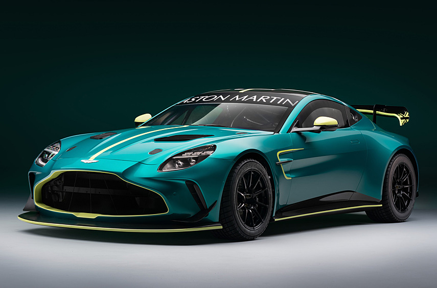 Aston Martin Vantage GT4. Кроме того, британская фирма показала практически стоковый гоночный спорткар. Эта версия серьёзно уступает исполнению GT3.