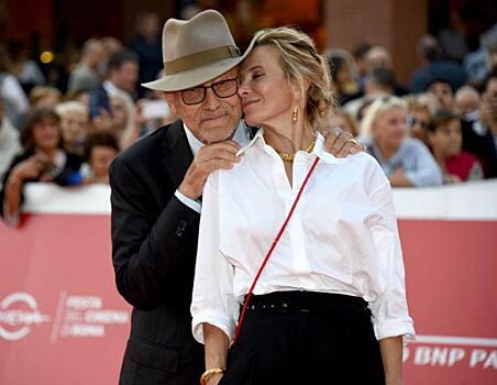 «Хочется петь дифирамбы»: Высоцкая в летящем платье с рюшами отметилась с мужем на прогулке