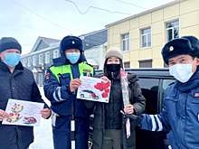 В Бурятии в канун весеннего праздника сотрудники ГИБДД вручили автолюбительницам тюльпаны