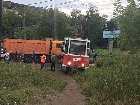 Мощнейшее ДТП в Автозаводском районе: КамАЗ столкнулся с трамваем (ФОТО)