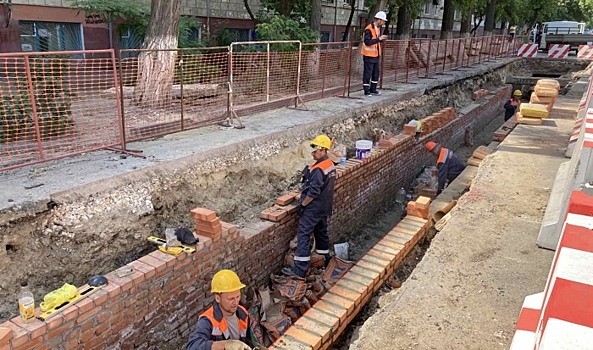 В Волгограде реконструируют теплотрассу на улице Козловской