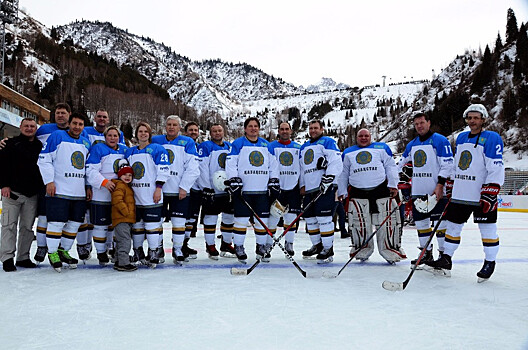 «Легенды Хоккея» сыграли на открытом льду «Медео» на высоте 1691 метр над уровнем моря