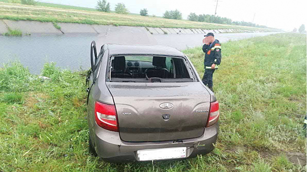 В Саратовской области машина свалилась в водный канал, погибли двое детей