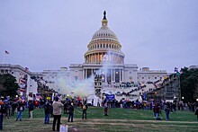 Протестующие украли ноутбук у сенатора-демократа