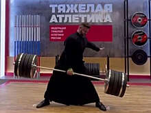 В Самаре на форуме РСД священник одной рукой поднял 200-килограммовую штангу