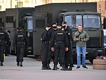 Омоновец поднял гранату над головой подростка