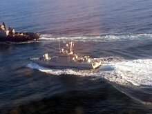 Задержанные украинские корабли сняли на видео в порту Керчи