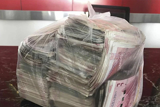 Бедный уборщик нашел набитый деньгами пакет