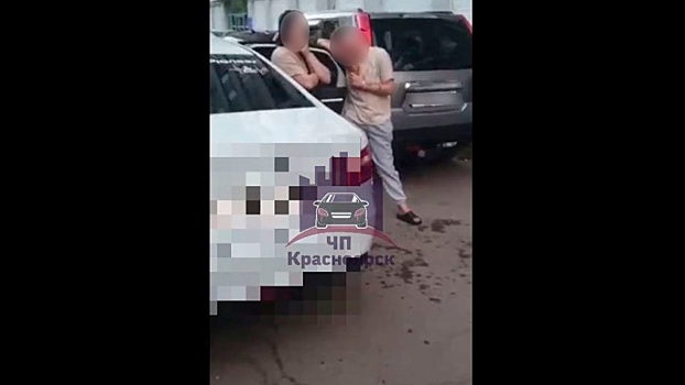 В Красноярске три пассажирки такси оскорбили водителя за требование убрать алкоголь