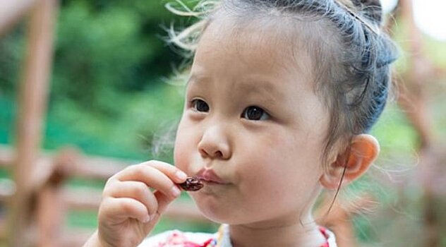 Ребенку полезнее есть чипсы, чем сухофрукты