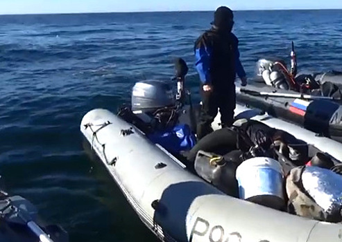В Янтарном силовики на двух катерах блокировали лодки нелегальных добытчиков янтаря