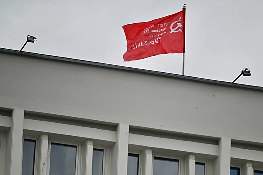 В честь 9 мая на здании Правительства Тамбовской области водрузили Знамя Победы