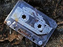 На пляж выбросило кассету с песнями спустя 25 лет, а она все еще работает