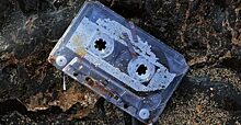 На пляж выбросило кассету с песнями спустя 25 лет, а она все еще работает
