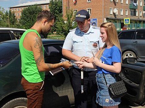 В Свирске сотрудники ГИБДД и общественники напомнили горожанам о здоровом образе жизни