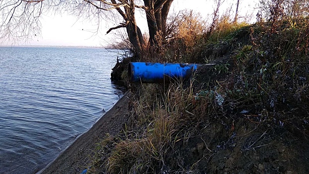 На берегу Первого озера в Челябинске обнаружена подозрительная труба