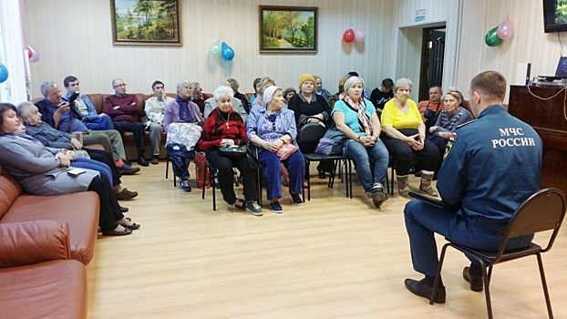 В центре соцобслуживания Рязанского прошла встреча жителей с представителем МЧС