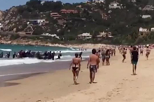 Мигранты устроили переполох на пляже в Испании