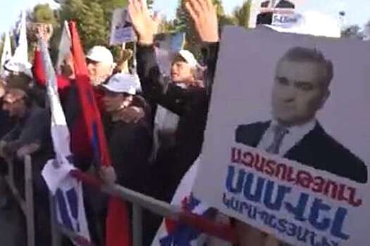 В Ереване начался митинг сторонников арестованного бизнесмена Карапетяна