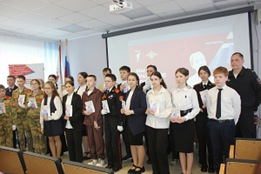 На Ставрополье председатель Общественного совета при краевом Главке принял участие в церемонии вручения паспортов юным жителям региона