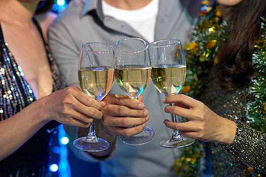 Simple Wine: россияне тратят на алкоголь к Новому году в среднем 3,7 тыс. рублей