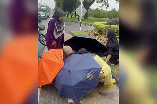 В Малайзии прохожие и водители приняли роды у женщины прямо на обочине трассы
