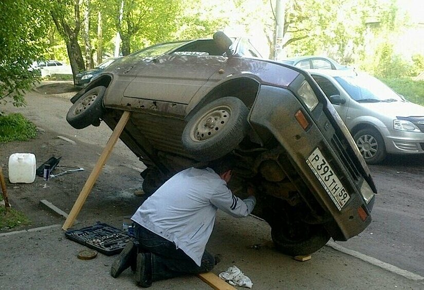 Отчаянные и безбашенные ремонтники авто — достопримечательность буквально каждого российского двора.