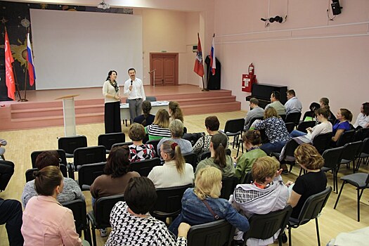 Депутат Семенников встретился с жителями района в школе № 538