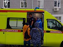 Лежавшую на тротуаре бабушку спасли сотрудники Росгвардии в Новосибирске
