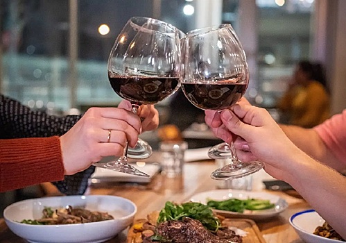 Врач объяснила основные причины переедания