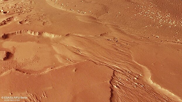 На Марсе обнаружено огромное количество водяного льда в районе экватора