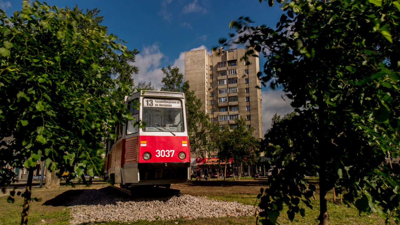 В Новосибирске открыли книжный клуб в вагоне трамвая за опреным театром