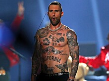 Татуированный лидер Maroon 5 Адам Левин надел сарафан ради family look'а с дочками