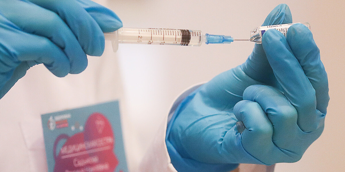 Защита не только себя, но и окружающих: год назад в России началась вакцинация от COVID-19