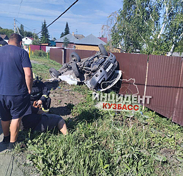 Фургон газовиков перевернулся после тарана столба в Кемерове