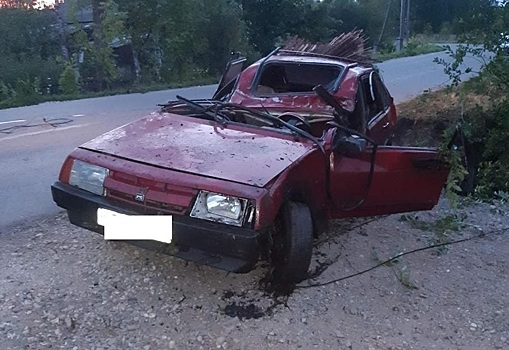 В Шабалинском районе бесправник на «ВАЗе» опрокинулся в кювет: пострадали два человека