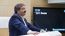 53-летний писатель Дмитрий Быков показал сына от молодой жены