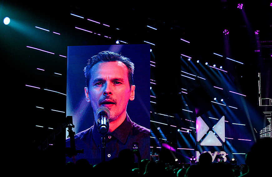 Экран с изображением выступления Влада Сташевского на концерте "Золотые хиты МУЗ-ТВ" в столичном концертном зале "Music Media Dome" в Москве, 2022 год