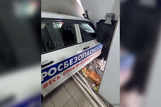 Фура без водителя протаранила автомойку