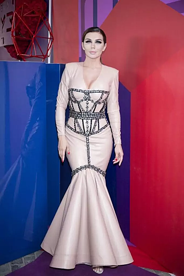 Анна Седокова и её латексно-бандажное ультра-тесное и мега-узкое платье.