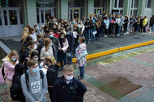 В Челябинске за три часа привились от ковида 300 будущих медиков и их преподавателей