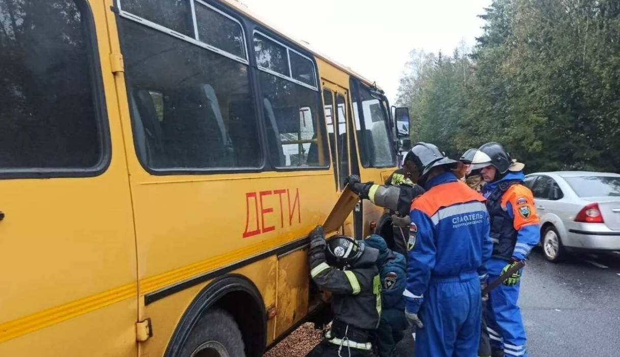 Школьный автобус врезался в автомобиль в Ленинградской области