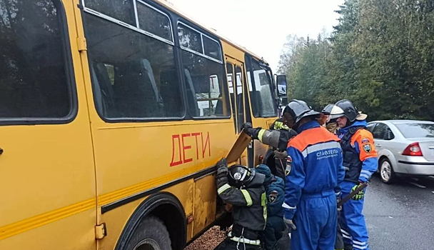 Школьный автобус врезался в автомобиль в Ленобласти