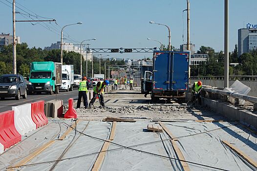 Такси врезалось в бетонный блок на мосту, пассажир ранен