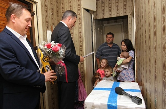Спикер Заксобрания Вологодской области подарил многодетной семье стиральную машину