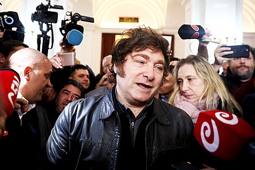 Глава Аргентины Милей заявил, что журналист специально ударил его микрофоном
