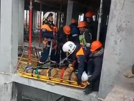 Пенсионер-строитель сорвался с высоты на улице Кедровой в Новосибирске