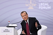 Медведев назвал прощальным визитом поездку Зеленского в Харьков
